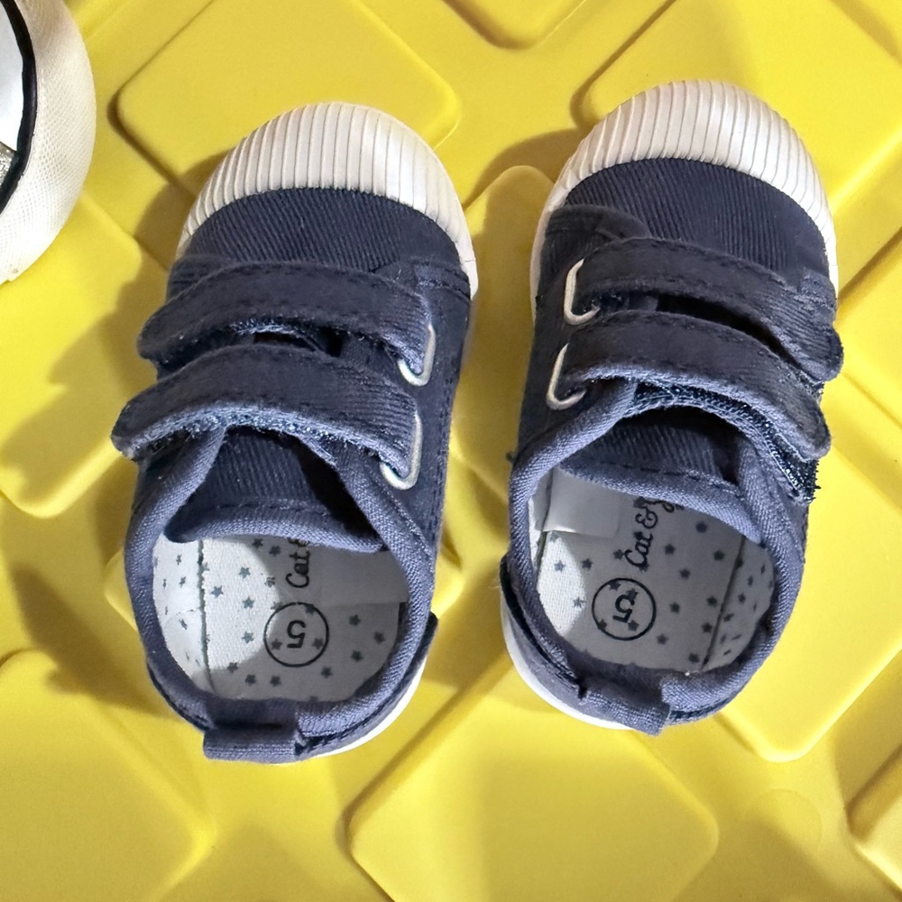 Toddler Shoes - size 5 - Picture 5 of 6